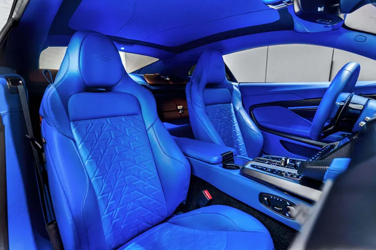 Vanquish標配Sports Plus座椅，可選配碳纖維跑車座椅。業者提供