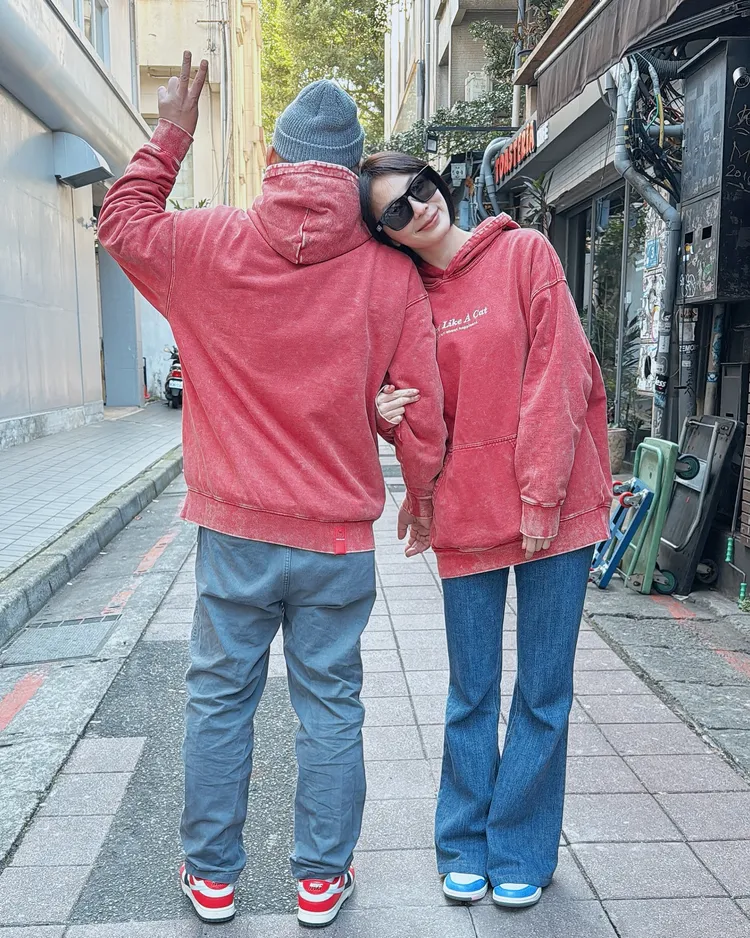 湘瑩與老公穿情侶裝，粉紅泡泡滿溢。翻攝湘瑩臉書