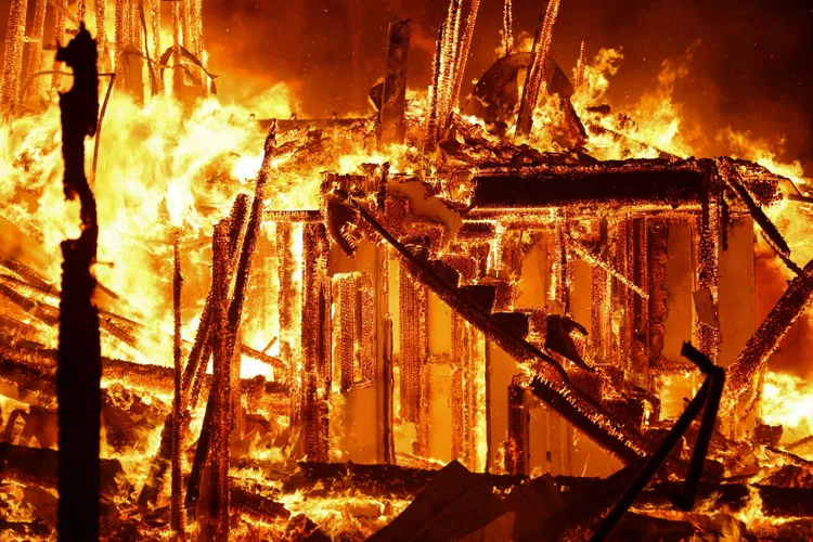 民宅被大火燒毀。路透