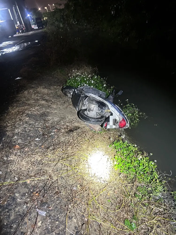 騎士自摔進排水溝。翻攝畫面