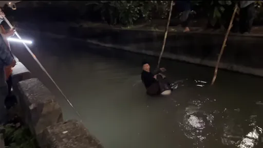 76歲男騎車摔入排水溝！呼救有人聽到救上岸　警方到場卻因這事GG了