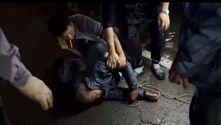 騎士自摔進排水溝，所幸被救起。《大寮在地人大小事》