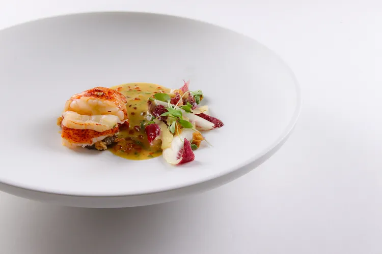 巴黎廳1930x高山英紀以格勒諾布爾料理醬汁為基礎的波士頓龍蝦，呈現桔綠吉祥色彩為新春帶來喜氣。業者提供