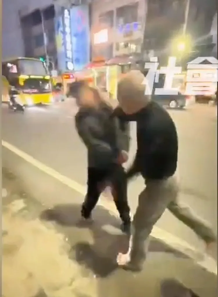 被撞的巫姓男子（左）攔住孫姓男子（右）討公道，孫姓老翁竟朝巫男臉上揮拳。翻攝社會事新聞影音