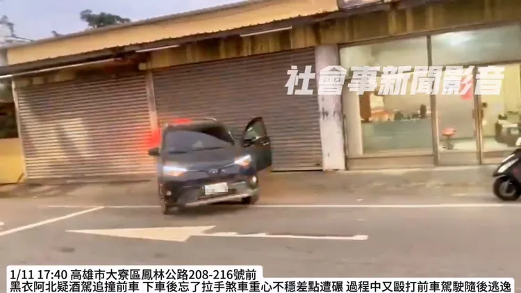 孫姓男子的車輛一直退後，直到撞上民宅鐵捲門才停下。翻攝社會事新聞影音