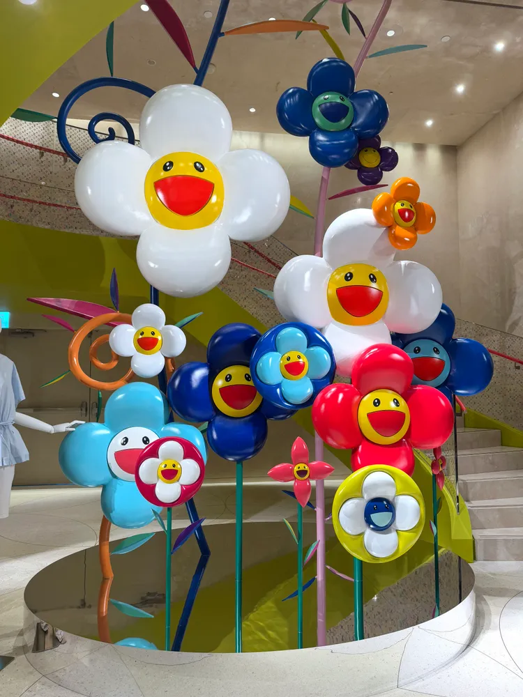 LV台北101店面內的巨型太陽花裝置藝術。張家玲攝