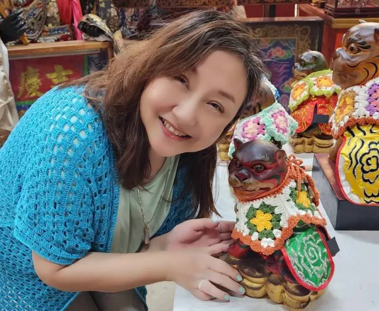 鄭怡為虎爺換上新的圍脖。圖／星光娛樂提供