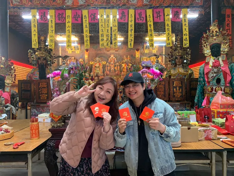 鄭怡（左）初二回廣澤宮參拜，獲賴銘偉發發財金。圖／星光娛樂提供