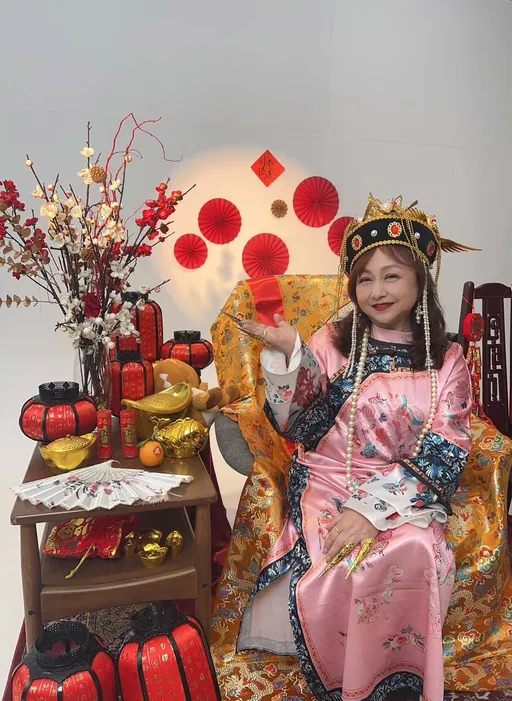 沒娘家可回⋯鄭怡赴廣澤宮 親揭賴銘偉母暖舉