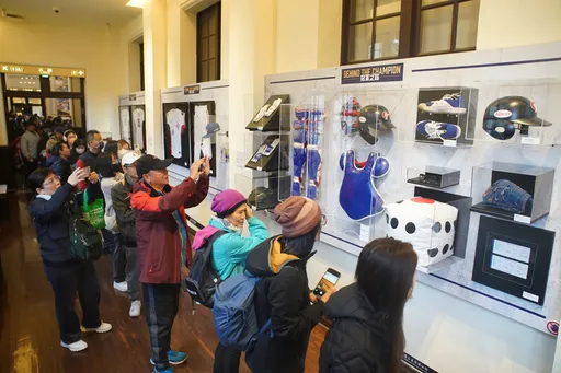 全民瘋12強!冠軍之路特展首日3000人近場 破台灣博物館紀錄