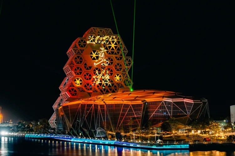 2025 Kaohsiung Wonderland 高雄冬日遊樂園夜間由高流規劃「舞吉派對」燈光展演。高流提供