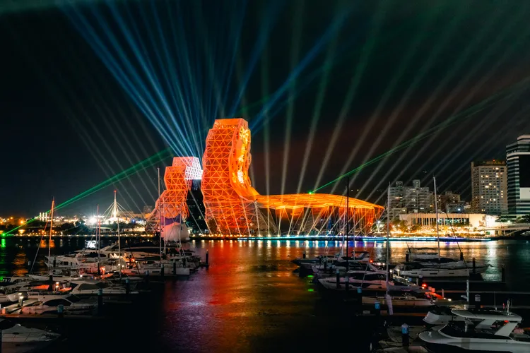 2025 Kaohsiung Wonderland 高雄冬日遊樂園高流規畫夜間「舞吉派對」燈光展演。高流提供