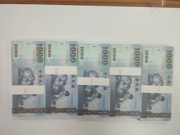 警方查扣詐騙所得現金50餘萬。警方提供