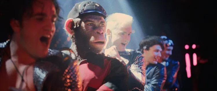 《更好的人》重現羅比威廉斯從接招合唱團到單飛大紅的傳奇故事。台北双喜提供