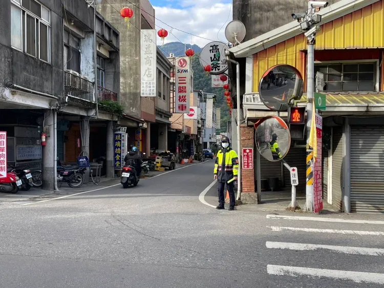 南投縣信義警分局在投91線入口進行交管。民眾提供