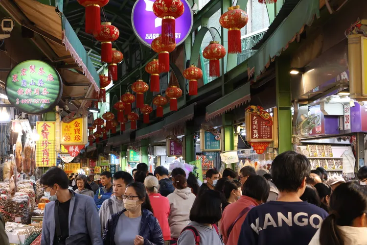 高雄年貨大街滿滿年貨，民眾大買特色伴手禮。觀光局提供