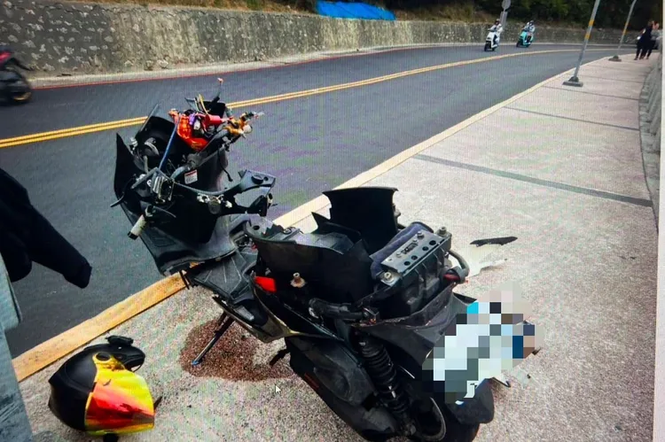 27歲王男26日駕駛普通重機，在柴山大路自摔。翻攝畫面