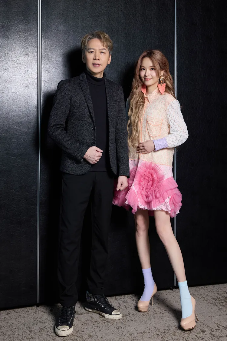 洪敬堯（左）看好愛徒陳儀瑾美聲問鼎金曲獎。圖／無限願景音樂工作室提供