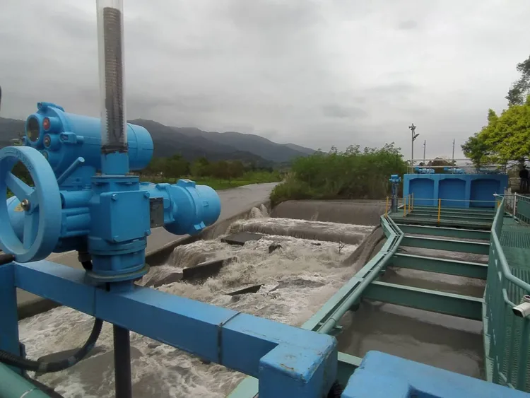 位於宜蘭安農溪的萬富小水力電廠是全台首座河川小水力電廠，裝置容量僅100kW，年發電量75萬度。許麗珍攝