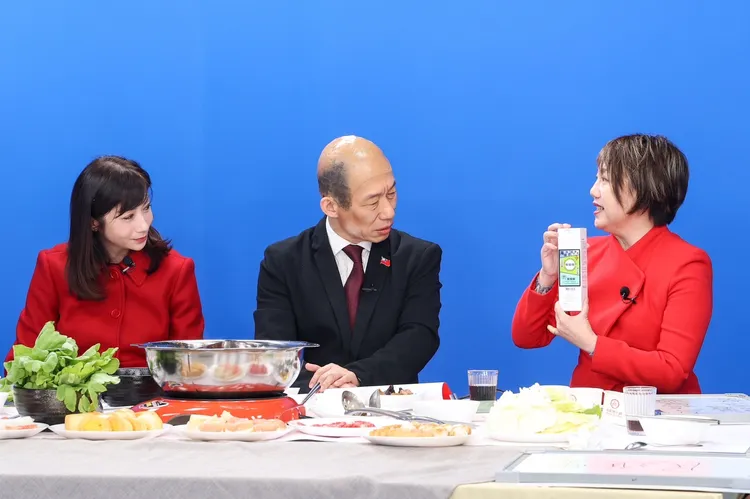 立委范雲（右）送韓國魚（郭子乾）洗面乳，稱立院口水精神暴力太可怕，左為台北市議員許淑華。節目提供