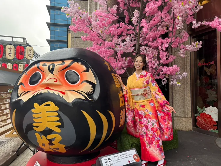 夏語心穿上和服，站在美福食集門口和達摩、櫻花樹拍照，相當應景。美福食集提供