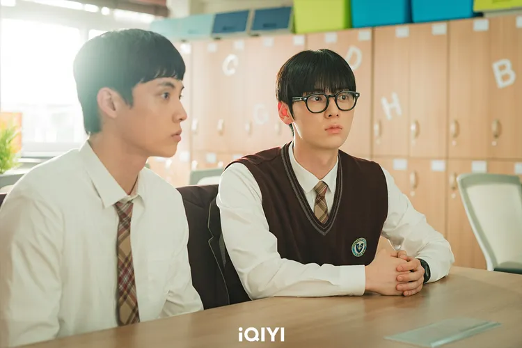 黃旼炫（右）劇中拜託全校第2李宗賢加入讀書會。愛奇藝國際站提供