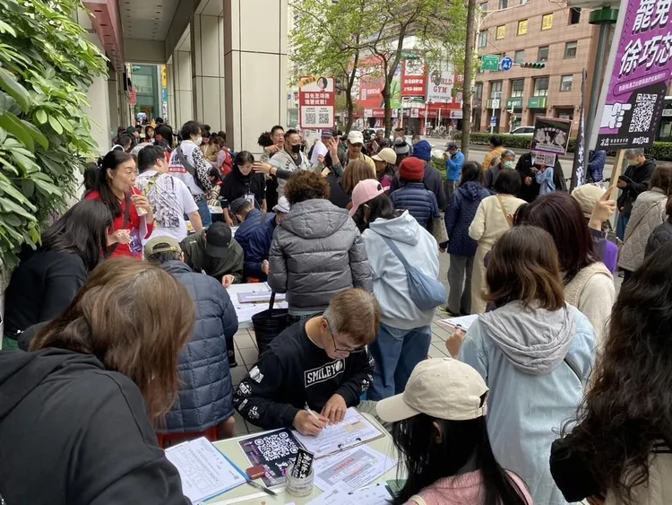 台北市民團4日起在捷運南京三民站出口處開設公民連署檯，訴求罷免未正視民意的國民黨立委，2天活動約募集到近3000份連署支持。剷除黑芯-信義南松山罷免團隊提供