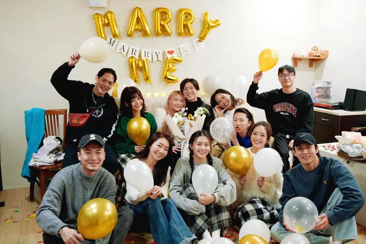 黃云歆（後排左三）元旦在朋友助攻下，男友完成求婚。翻攝黃云歆FB