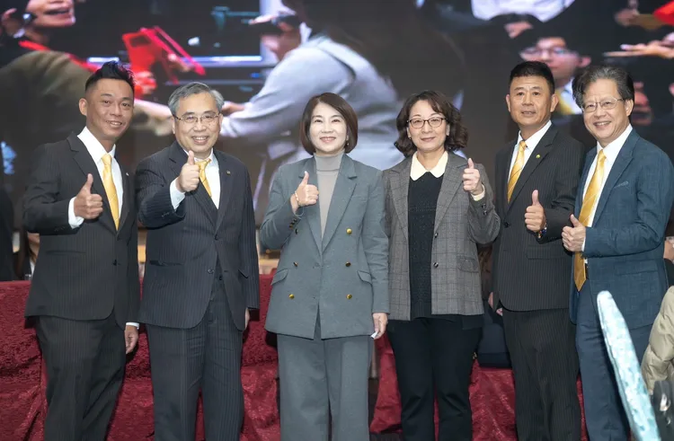 屏東縣長周春米(左3)及屏東縣地政處長陳錦屏(右3)均出席。永慶加盟四品牌屏東尾牙，與同仁一起同樂 永慶房產集團提供