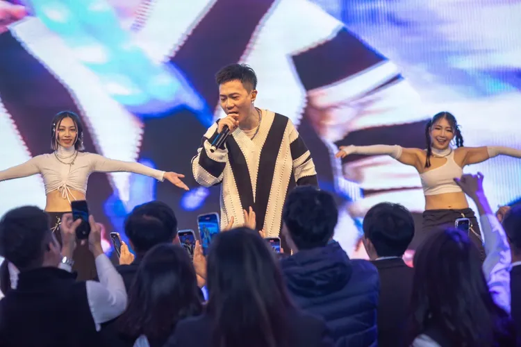 歌手蕭秉治在永慶加盟四品牌屏東尾牙演唱多首金曲，讓現場同仁聽得陶醉。永慶房產集團提供