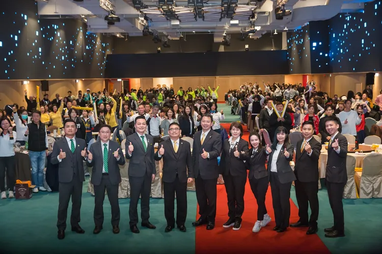 花蓮規模最大的房仲「永慶加盟四品牌」，17日舉辦尾牙、席開55桌，場面相當熱鬧！永慶房產集團提供