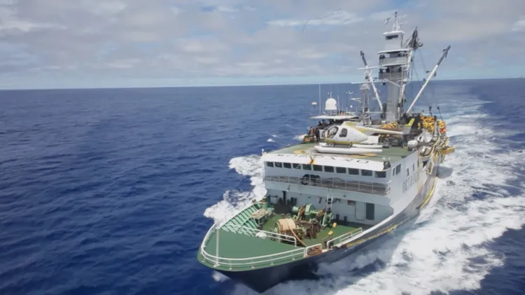 導演喇外.達賴曾拍攝過原住民遠洋船員生活的紀錄片《那一片湛藍無垠的海洋》。沃土影像提供