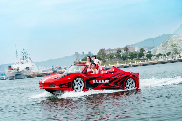 高雄漢來大飯店帶旅客搭乘海上遊艇超跑，以不同角度感受海港魅力。業者提供