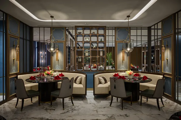 台北漢來大飯店攜手位於飯店三樓的東方樓頂級粵菜餐廳升級推出「春華養顏之旅一泊二食住房專案」。業者提供