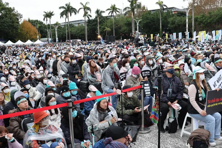 上萬名民眾黨支持者11日集結北市自由廣場。李俊毅攝