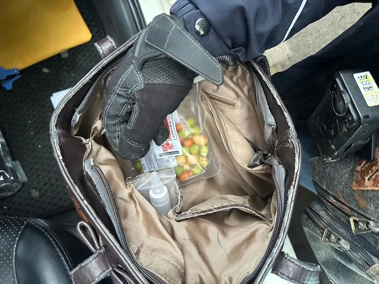 警方車上查獲毒品。平鎮警分局提供