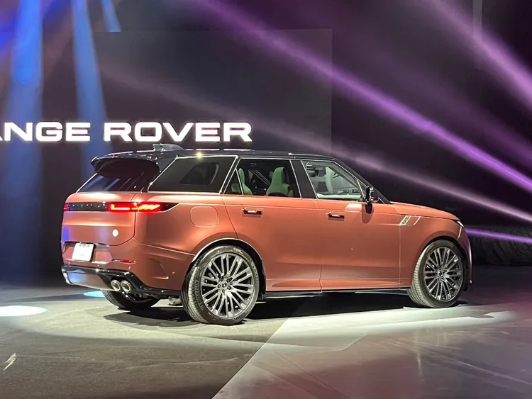 Range Rover Sport SV標配碳纖維引擎蓋與空氣動力學套件。周奕豪攝
