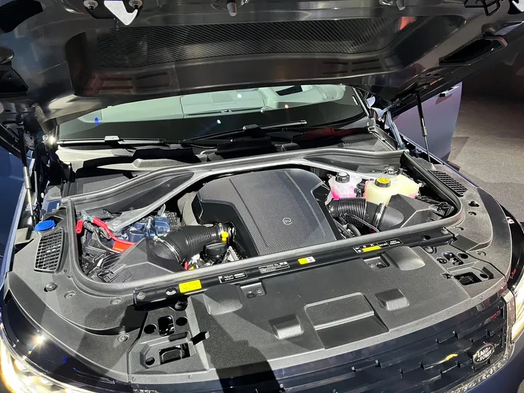 Range Rover Sport SV配備全新4.4升V8雙渦輪增壓汽油引擎，結合MHEV輕油電混合動力技術，輸出高達635PS與750Nm。周奕豪攝