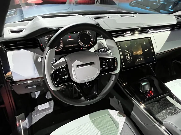 方向盤新增 SV 模式按鈕，可一鍵釋放強大動態性能。周奕豪攝