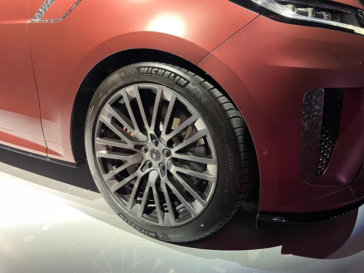 Range Rover Sport SV提供選配碳纖維陶瓷煞車系統與全球首款量產車型使用的23吋碳纖維輪圈。周奕豪攝