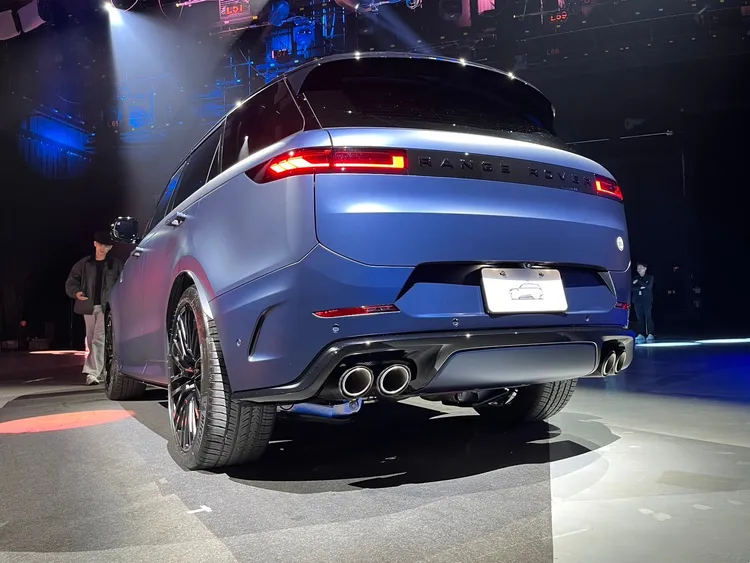 Range Rover Sport SV 採用運動化升級套件，包括碳纖維引擎蓋、專屬鍛造碳纖維飾件以及雙邊四出排氣尾管設計。周奕豪攝