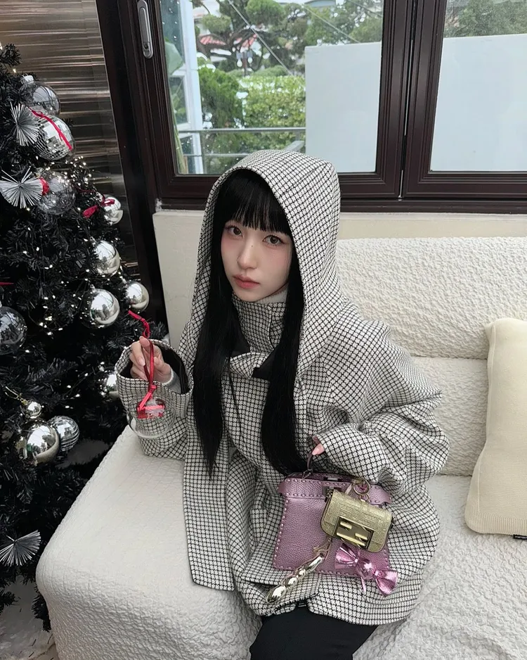 MINA時常在IG分享FENDI單品穿搭。翻攝IG