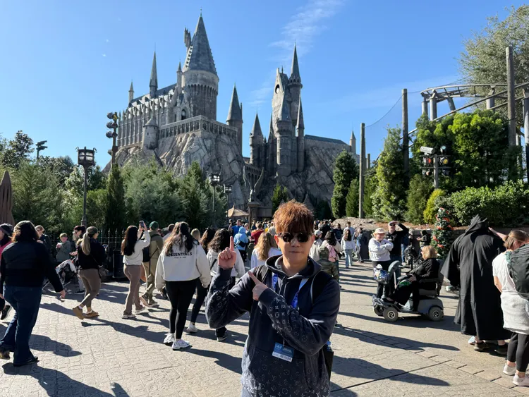 李岳在環球影城也遇到機械故障，一度被卡在空中。李岳提供