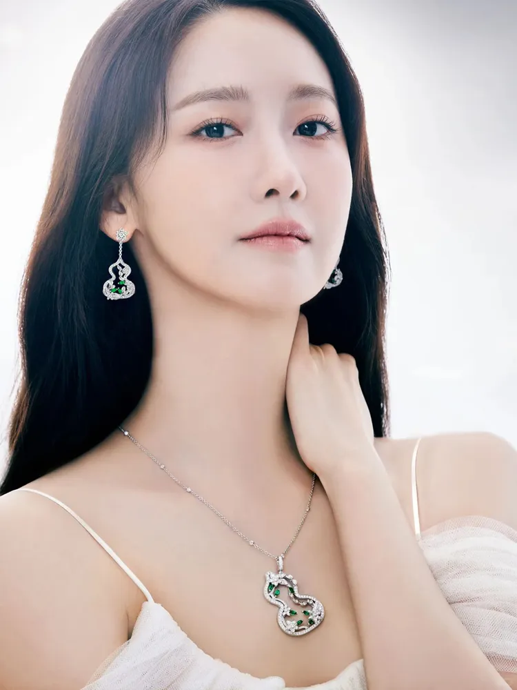 潤娥搭配Qeelin Wulu Garden高级珠寶系列。品牌提供