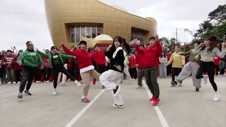 李多慧帶領主持群跳舞。民視提供