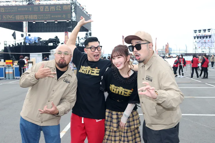 馬力歐（左二起）和麻由擔任會場內主持人，與美麗本人（左）和阿達開心合影。緯來提供