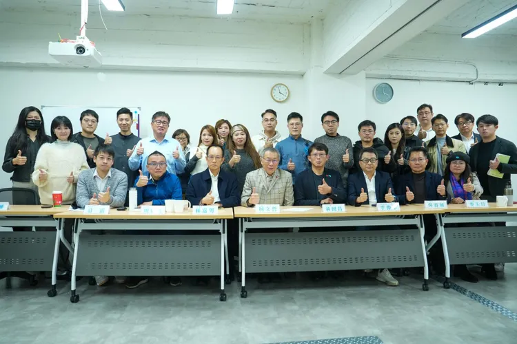 柯文哲請辭黨主席，與民眾黨幹部們比讚合影。翻攝陳智菡臉書