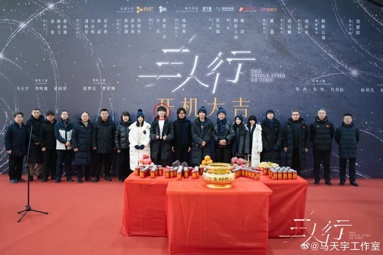 李明德（紅圈處）稱開鏡當天，所有主演唯獨他沒有同款毛帽，已感到不對勁。翻攝馬天宇工作室微博