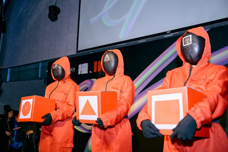 《魷魚遊戲》面罩人抱籤桶現身十分逗趣。伊林娛樂提供