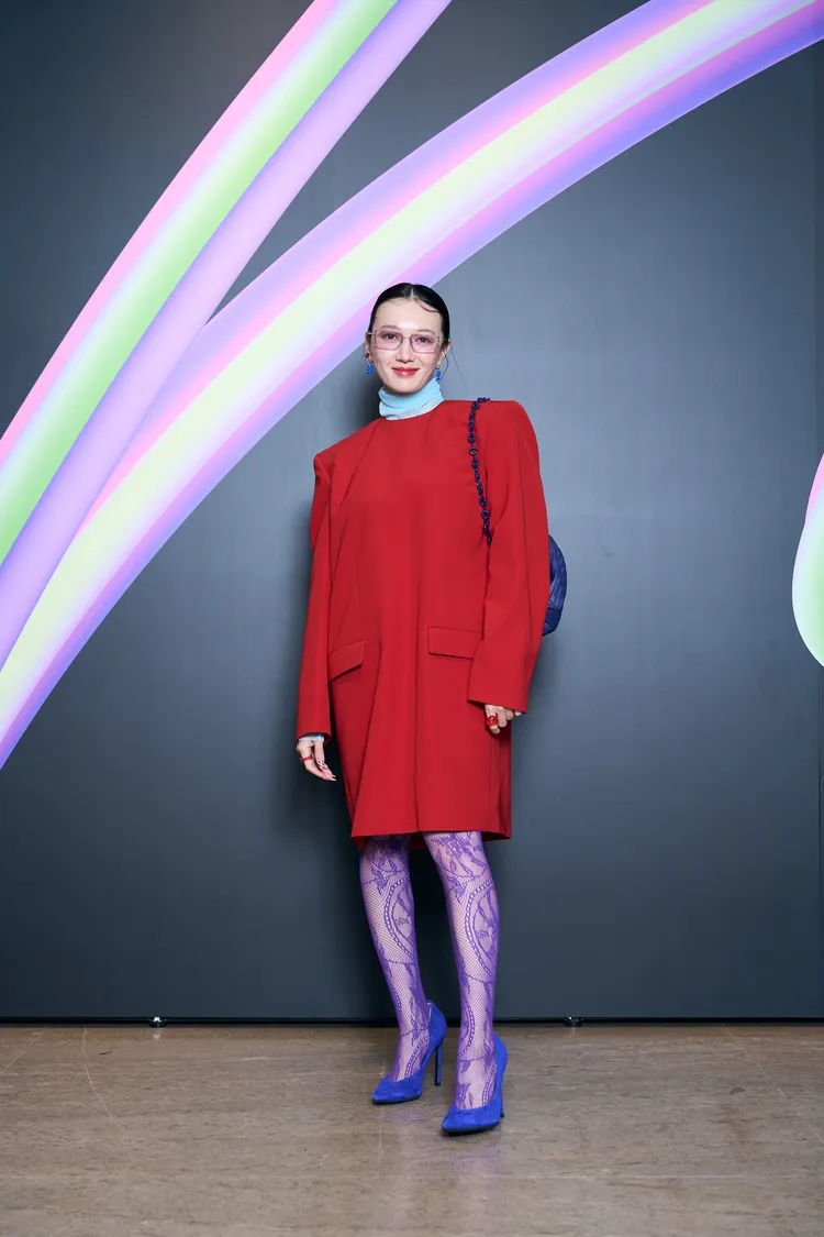 李杏紅藍撞色搭配紫色細節，復古又搶眼。伊林提供